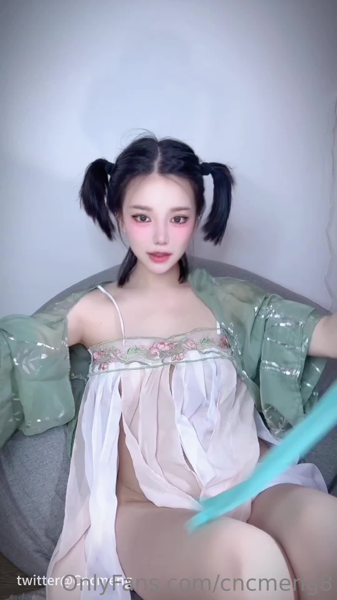 阿黑颜 清纯 反差婊，翻白眼 吐舌头，无毛 道具 自慰 合集 19