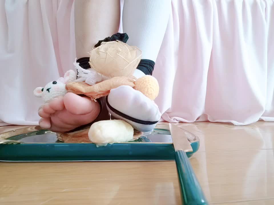 [裸足 lo袜 超薄肉丝 踩食物 玩食物3]