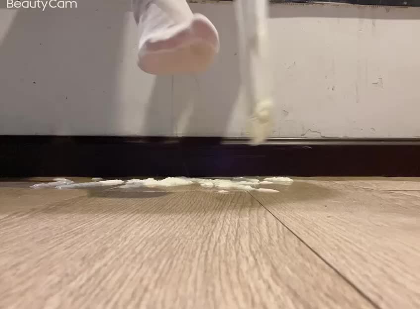 [白丝 裸足 踩酸奶 21年的老资源没有流出]
