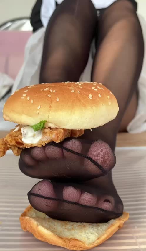 [白丝 黑丝 裸足 踩食物 可食用玉足1]