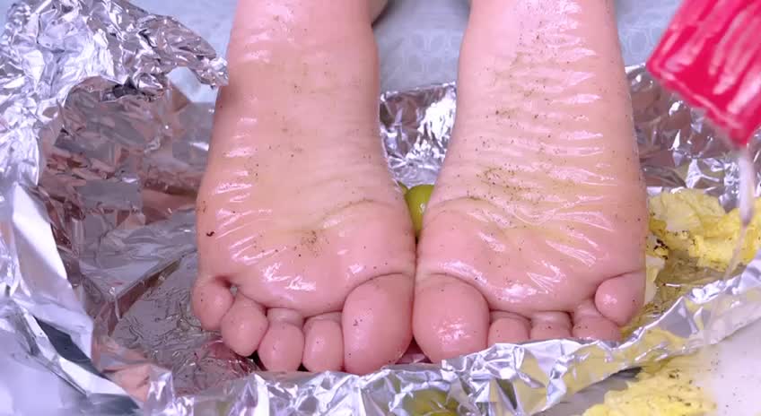 [白丝 黑丝 裸足 踩食物 可食用玉足4]