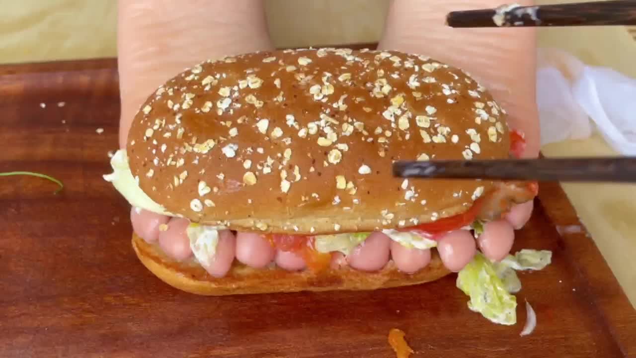 [白丝 裸足 玉足 汉堡 踩食物2]